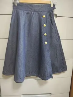 デニムフレアスカート 金ボタン付き　インディゴブルー
