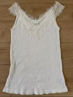 Omehashi レース付きホワイトタンクトップ