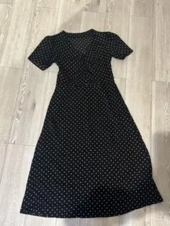 黒の水玉模様 半袖ワンピース