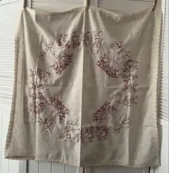 フランス 赤い刺繍のテーブルクロス