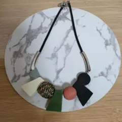 木製　緑　ネックレス