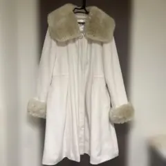 ファー付きホワイトロングコート