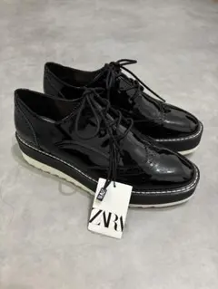 新品タグ付 ZARA エナメル レースアップ厚底5cmローファー 黒 26cm