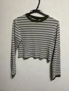 Kastane クロップド長袖Tシャツ オリーブグリーンとホワイトのストライプ