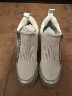 MUUM ジッパー付きスニーカー ホワイト/シルバー