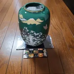緑色 陶器製花瓶 山と花模様