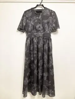 【クイーンズコート】線描きフラワーワンピース