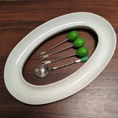 ホワイト陶器皿とグリーンフォークセット