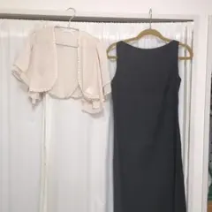 ダークグレーのドレスとベージュカーディガンセット