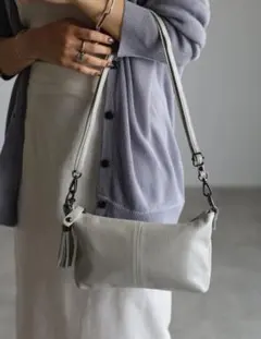 GUSCIO　グッシオ　レザーショルダーバッグ タッセル付き グレーのサムネイル