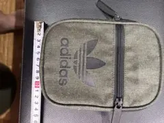 adidas オリーブグリーン ポーチ