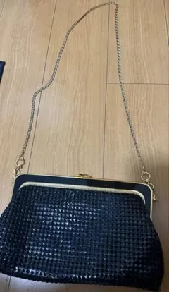 ビーズ装飾の黒いクラッチバッグ