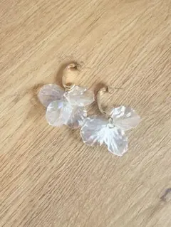 クリア花びらフープピアス