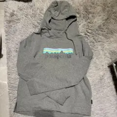 グレー パーカー