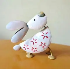 ブリキ製 ゆらゆら揺れるウサギの置物