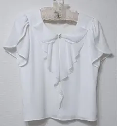 TO BE CHIC 白 フリルがオシャレなトップスのサムネイル