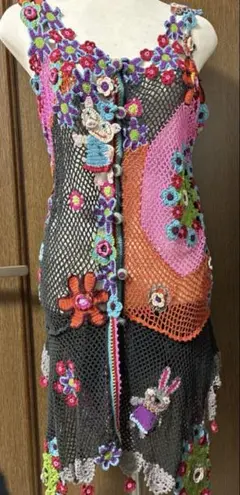 カラフルな花柄とブタさんのアルベロベロネットベスト