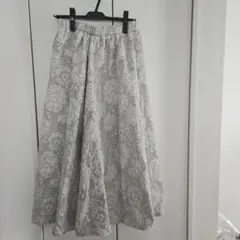 未使用　シーン　グレー 花柄刺繍 フレアスカートのサムネイル