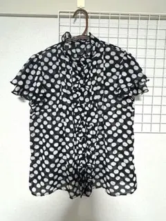 水玉模様 フリル付き 半袖シャツ
