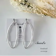 ■マットシルバー変形オーバルリングチャームピアス/イヤリング