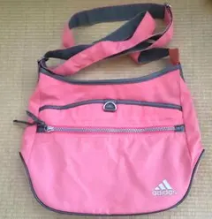 アディダス　肩掛けバック