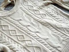 アイボリー ケーブルニットセーター