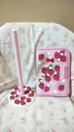 かわいい♡いちごのお薬手帳いれ＆キッチンペーパーホルダー.トールペイント