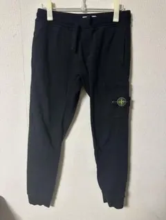 黒いカーゴポケット付きジョガーパンツ