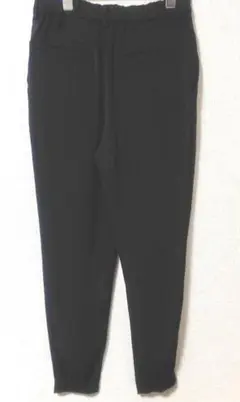 黒 スリムフィット カジュアルパンツ