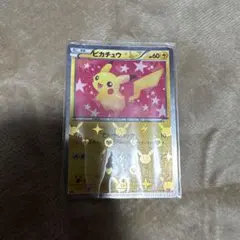 匿名配送無料 メガヤミラミのポンチョを着たピカチュウ デッキシールド