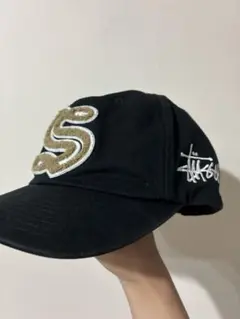 Stussy トラッカーキャップ ホワイト/ブラック - メルカリ