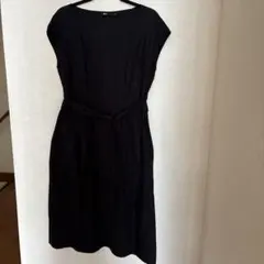 ユニクロCリボン付きフレンチ袖黒ワンピース