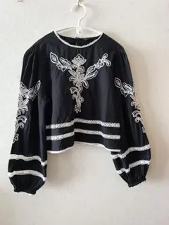 ZARA 刺繍入りクロップド丈長袖ブラウス ブラック