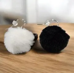 ​【新品】ふわふわ ファーピアス 白黒 モノトーン アシンメトリー 量産型 地雷
