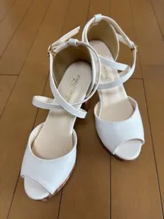 ホワイト クロスサンダル