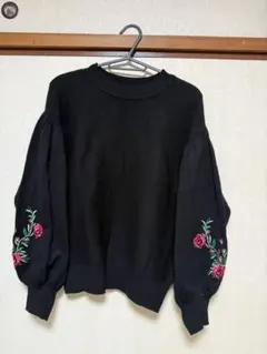 黒 花柄刺繍 袖ボリュームニット