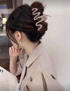 ベージュウェーブデザイン ヘアクリップ 大きめ　10.5cm