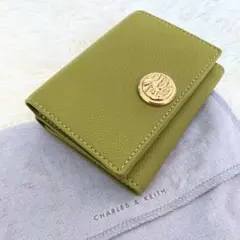 CHARLES & KEITH 三つ折り財布 アボカドのサムネイル