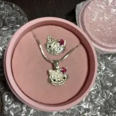 ハローキティ ネックレス ＆リング ストーン付き。