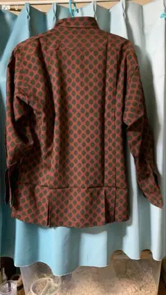 長袖シャツ、赤と黒のオリジナル柄