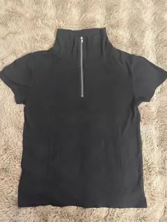 黒のハイネックジッパーTシャツのサムネイル