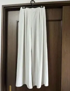 ユニクロ　タック、ワイドパンツ　Mサイズ　明るいグレージュ