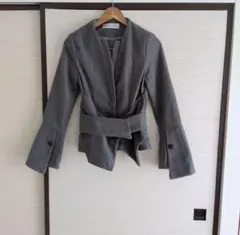 【★未使用★】アレンジ自由なウエストノーカラーペプラムジャケット。袖フレアグレー