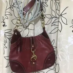 レザーショルダーバッグ 赤 タッセル付き