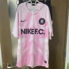Nike F.C. ピンクサッカーシャツと黒ショートパンツセット