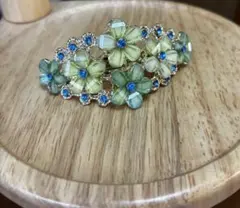 エレガントな花モチーフヘアクリップ