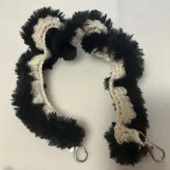 スマホショルダーストラップ 黒白ファーラメ