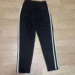 黒いロングパンツ サイドストライプ
