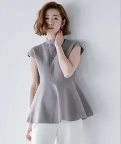 【美品】urs（ユアーズ）　スポンディッシュペプラムニットトップス　グレーのサムネイル