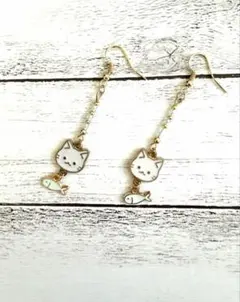 にゃんこピアス】ハンドメイド ビーズ 秋ピアス イヤリング 三毛猫 白